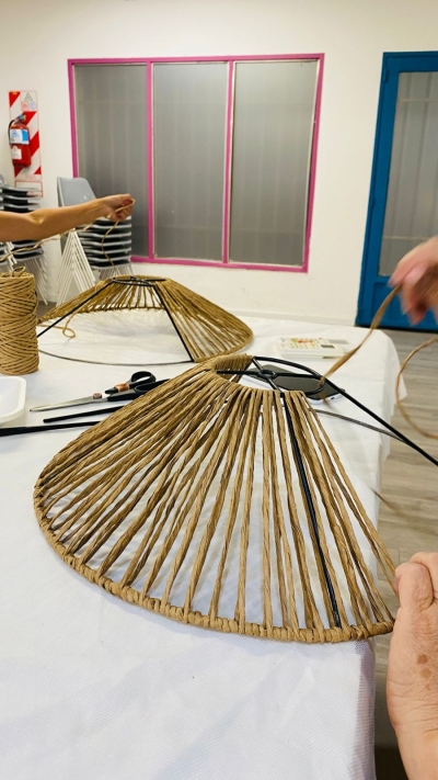 DISFRUTANDO DEL TALLER DE CESTERÍA