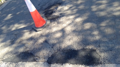 TRABAJOS DE BACHEO EN EL INTERIOR DE LA CIUDAD