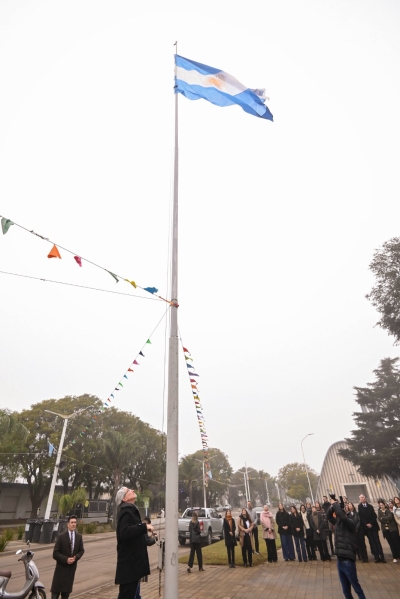 Izamiento de la Bandera Nacional en Plaza Central
