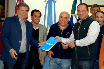 RÍO CUARTO - AGRICULTURA ENTREGÓ $ 292.000 PARA CONSERVACIÓN DE SUELOS