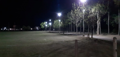 MÁS ILUMINACIÓN EN EL POLIDEPORTIVO MUNICIPAL.