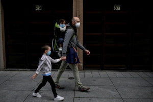 CORONAVIRUS: autorizan a los chicos de hasta 12 años a hacer compras junto a uno de sus padres.Será cuando no puedan dejarlos en el hogar al cuidado de otro adulto responsable.