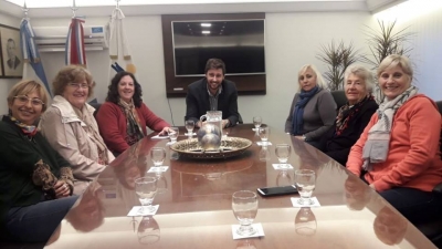 FRANCO MORRA CON LAS SRAS. DE LA COOPERADORA DE LA GUARDERÍA MUNICIPAL "RINCONCITO ALEGRE"