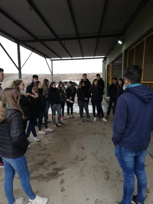 JÓVENES GUÍA EN LA PLANTA DE RESIDUOS SÓLIDOS URBANOS.