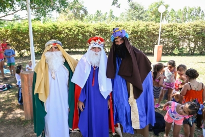LOS REYES MAGOS LLEGARON A LAS ESCUELA DE VERANO.
