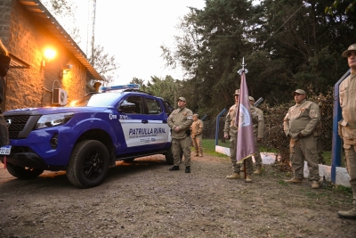 EL MINISTRO BUSSO ENTREGÓ UN MÓVIL POLICIAL.